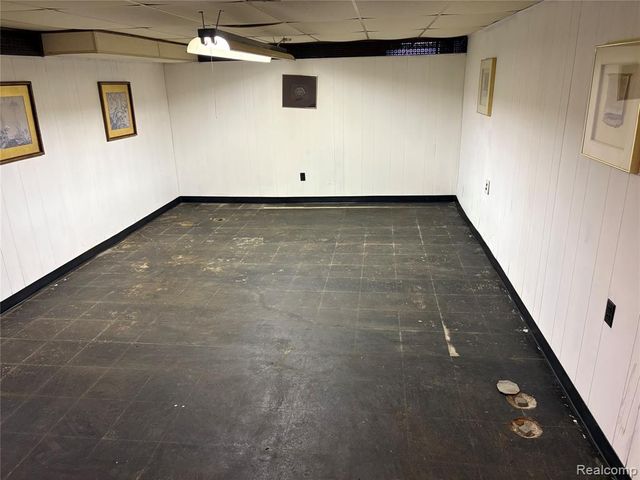 646 Peach Tree Lane, Grosse Pointe Woods, MI 48236