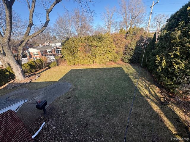 646 Peach Tree Lane, Grosse Pointe Woods, MI 48236