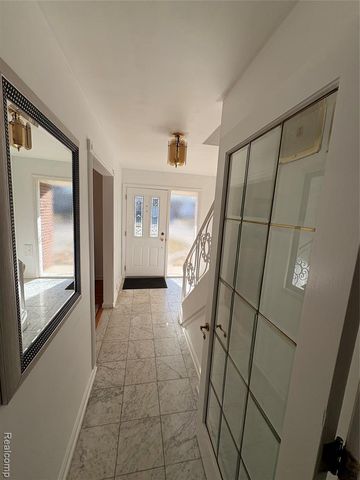 646 Peach Tree Lane, Grosse Pointe Woods, MI 48236