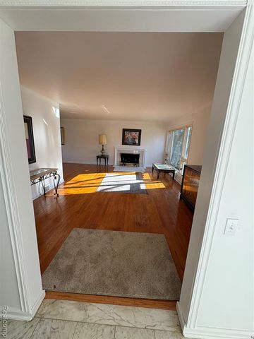 646 Peach Tree Lane, Grosse Pointe Woods, MI 48236