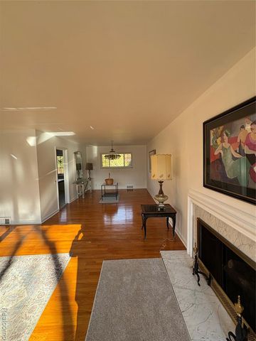 646 Peach Tree Lane, Grosse Pointe Woods, MI 48236