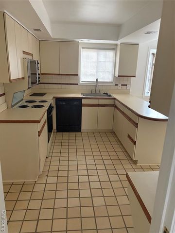 646 Peach Tree Lane, Grosse Pointe Woods, MI 48236