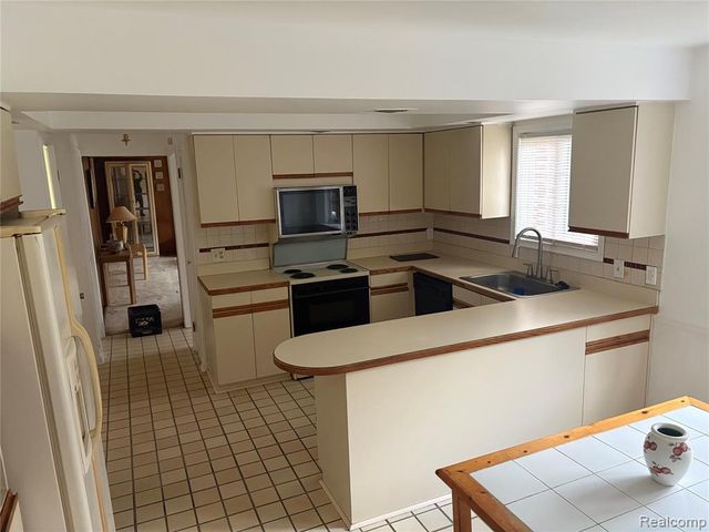 646 Peach Tree Lane, Grosse Pointe Woods, MI 48236