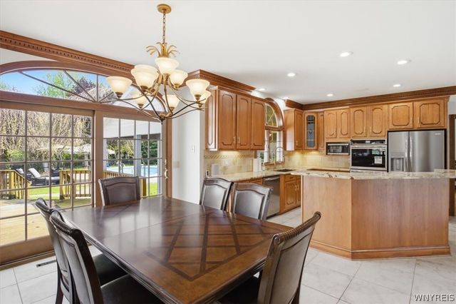 5559 Oakdale Lane, Clarence, NY 14221