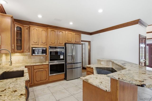 5559 Oakdale Lane, Clarence, NY 14221