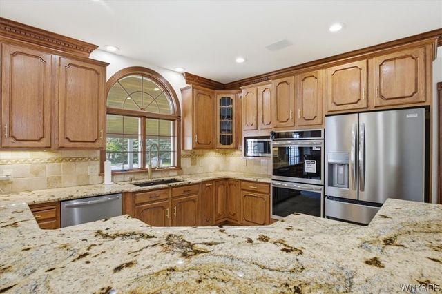 5559 Oakdale Lane, Clarence, NY 14221