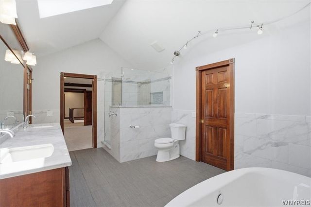 5559 Oakdale Lane, Clarence, NY 14221