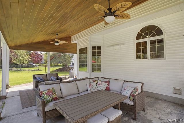 5559 Oakdale Lane, Clarence, NY 14221