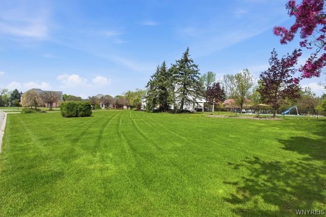 5559 Oakdale Lane, Clarence, NY 14221