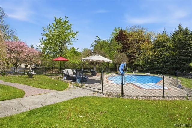 5559 Oakdale Lane, Clarence, NY 14221