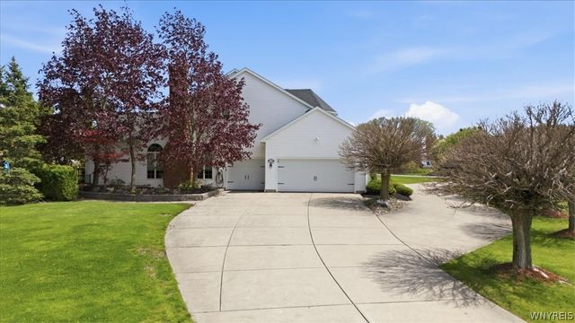 5559 Oakdale Lane, Clarence, NY 14221
