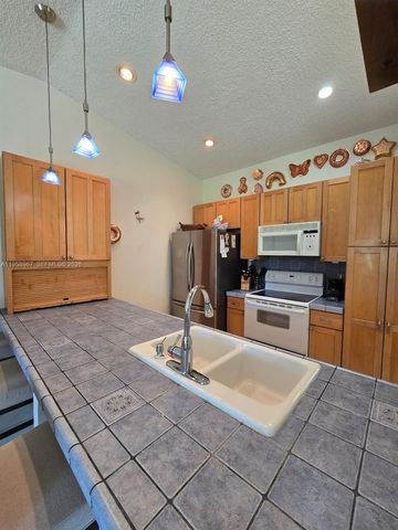 5 Rogart Cir, Boynton Beach, FL 33426