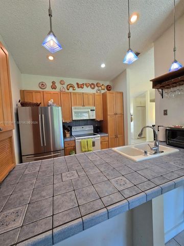 5 Rogart Cir, Boynton Beach, FL 33426