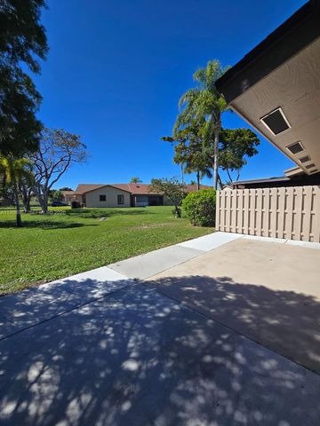 5 Rogart Cir, Boynton Beach, FL 33426
