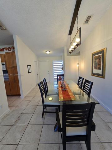 5 Rogart Cir, Boynton Beach, FL 33426