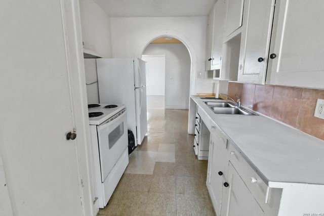 704 N WASHINGTON ST, Beeville, TX 78102