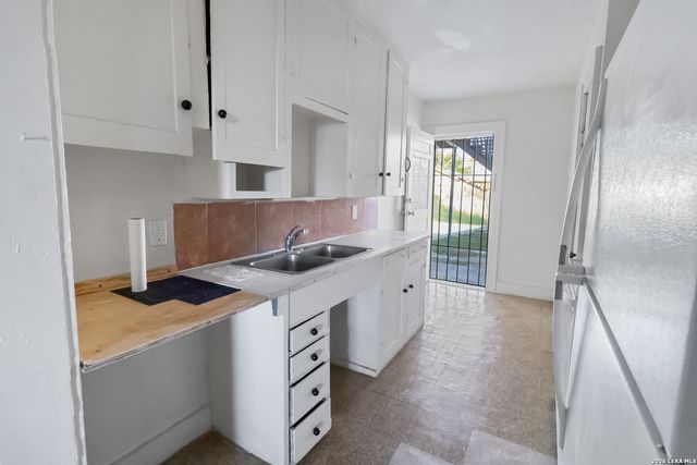 704 N WASHINGTON ST, Beeville, TX 78102