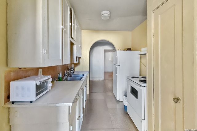 704 N WASHINGTON ST, Beeville, TX 78102