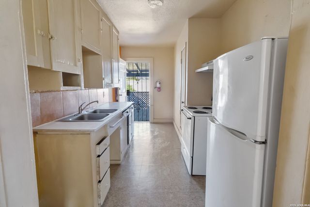 704 N WASHINGTON ST, Beeville, TX 78102