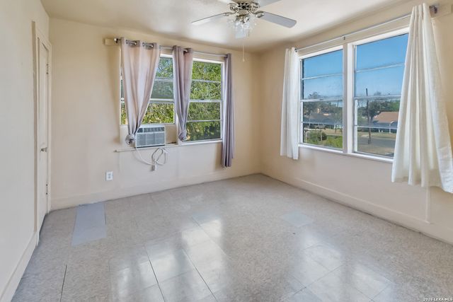 704 N WASHINGTON ST, Beeville, TX 78102