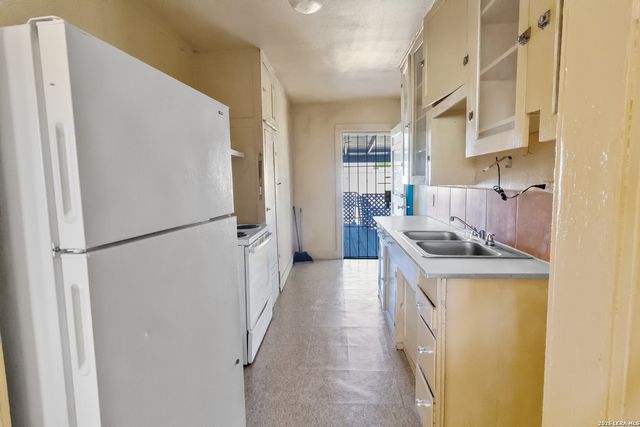 704 N WASHINGTON ST, Beeville, TX 78102