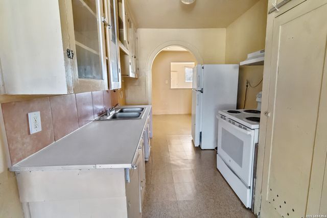 704 N WASHINGTON ST, Beeville, TX 78102