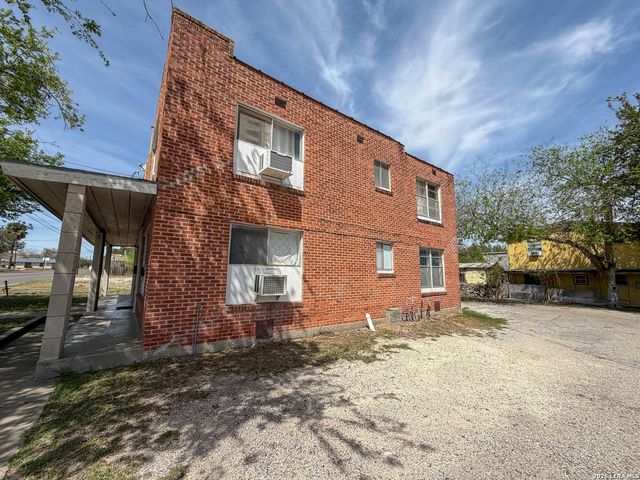 704 N WASHINGTON ST, Beeville, TX 78102