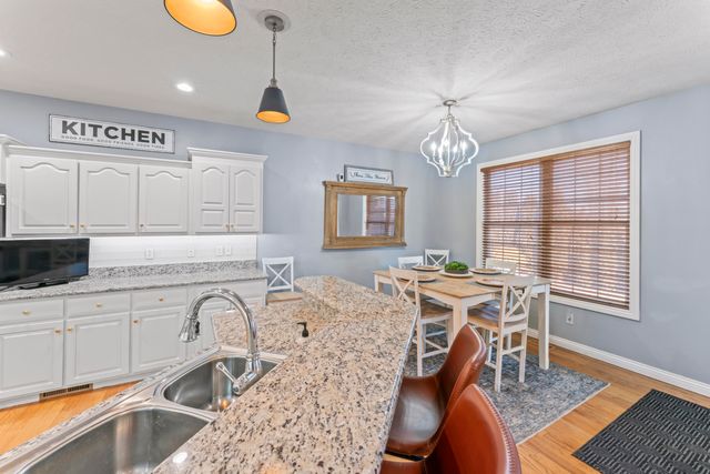 1460 Glade Avenue, Springfield, MO 65802