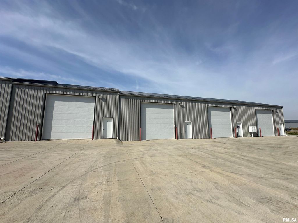 7600 Louis Rich Ct Ste 4, Davenport, IA 52804