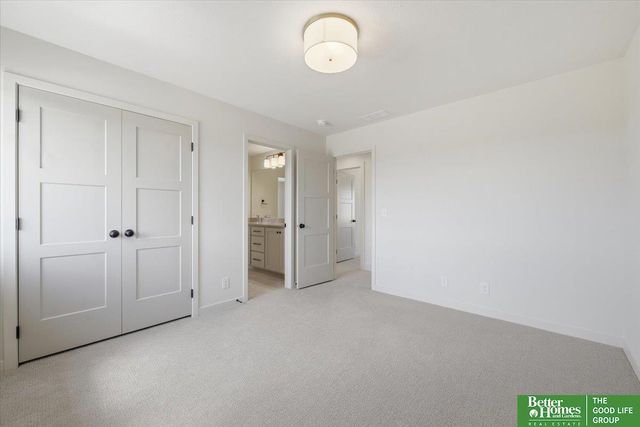 11043 S 220th Street, Gretna, NE 68028