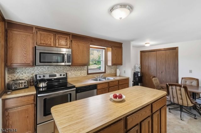 400 Lake Shore Dr, West Milford Twp., NJ 07421