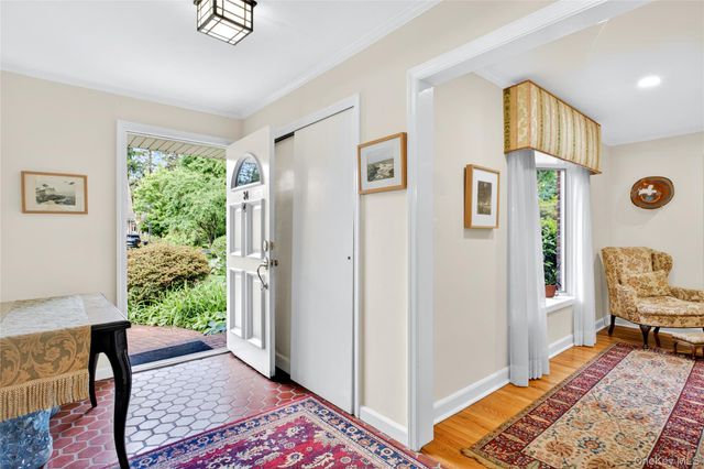 34 Wildwood Lane, East Hills, NY 11577