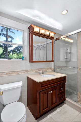 34 Wildwood Lane, East Hills, NY 11577