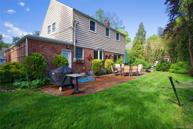 34 Wildwood Lane, East Hills, NY 11577