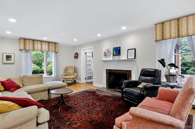 34 Wildwood Lane, East Hills, NY 11577