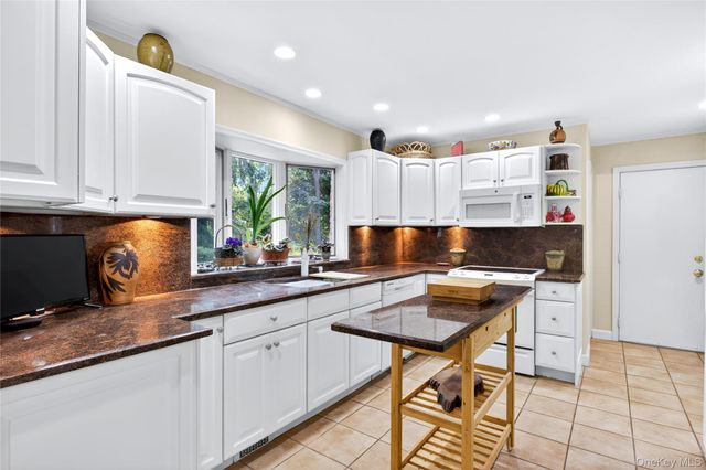 34 Wildwood Lane, East Hills, NY 11577