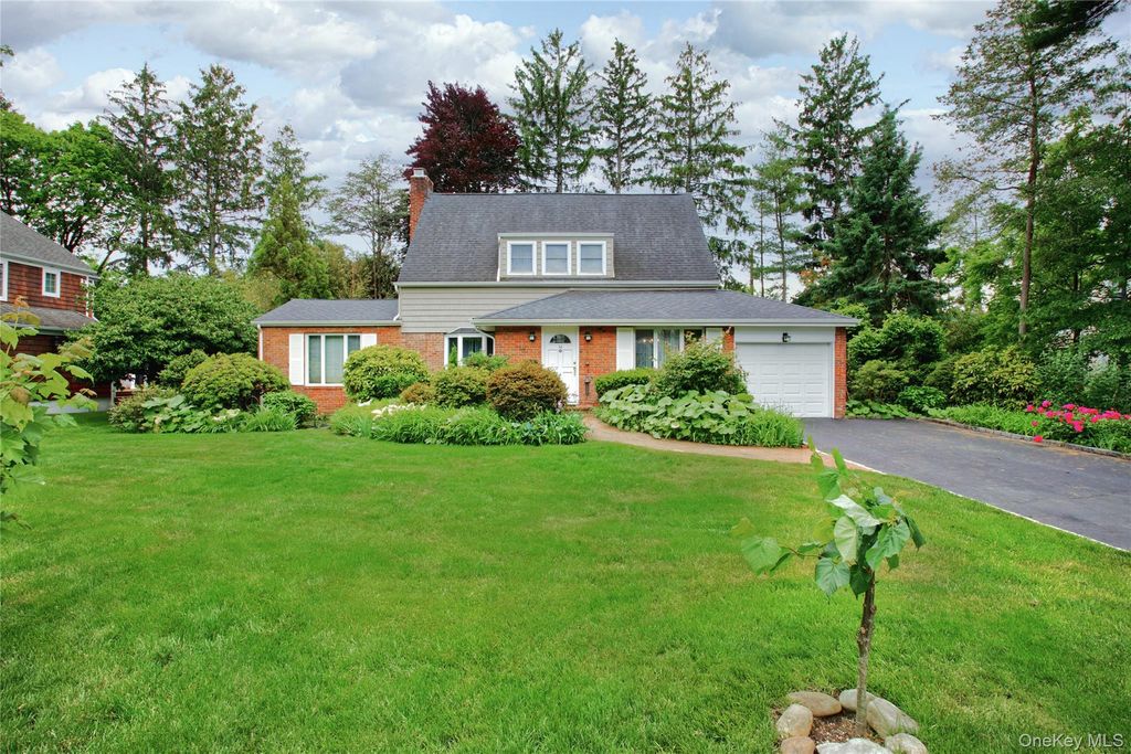 34 Wildwood Lane, East Hills, NY 11577
