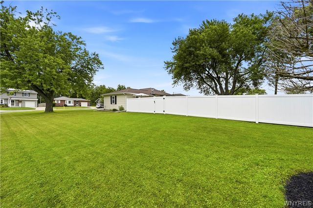 72 Greenmeadow Drive, West Seneca, NY 14224