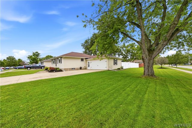 72 Greenmeadow Drive, West Seneca, NY 14224