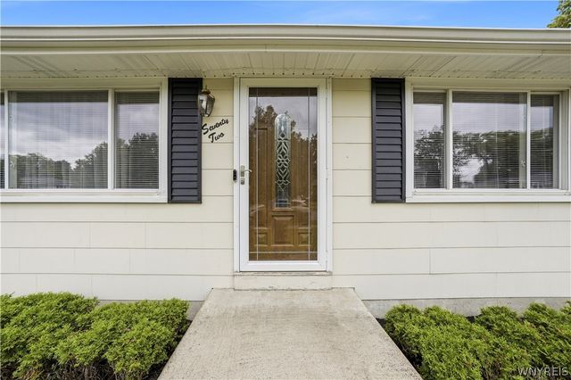 72 Greenmeadow Drive, West Seneca, NY 14224