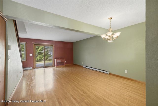 10 Minuteman Court, Clifton Park, NY 12065