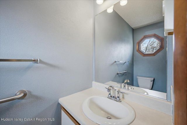 10 Minuteman Court, Clifton Park, NY 12065