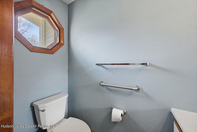 10 Minuteman Court, Clifton Park, NY 12065