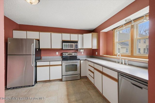 10 Minuteman Court, Clifton Park, NY 12065