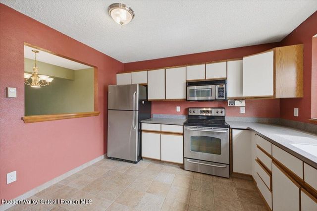 10 Minuteman Court, Clifton Park, NY 12065