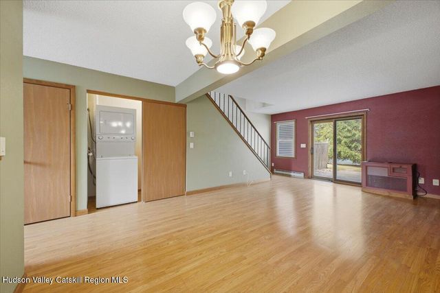 10 Minuteman Court, Clifton Park, NY 12065