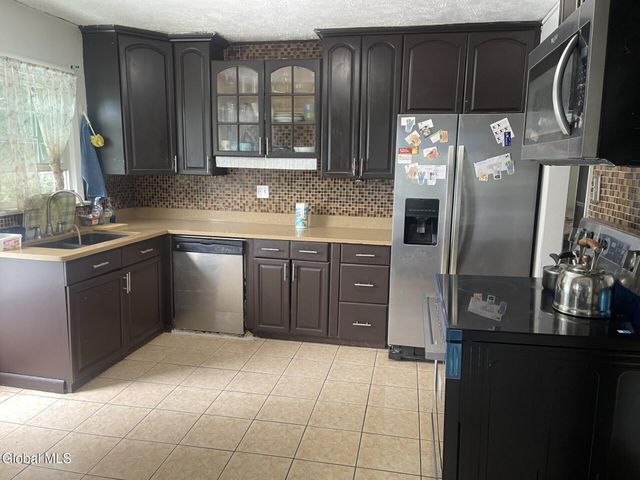 21 Ridgecrest Avenue, Colonie, NY 12110