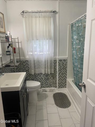 21 Ridgecrest Avenue, Colonie, NY 12110