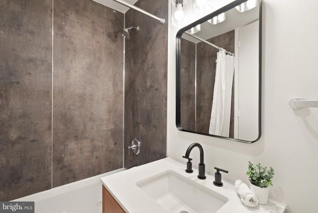 11465 WASHINGTON PLZ W, Reston, VA 20190