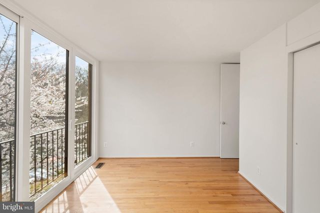 11465 WASHINGTON PLZ W, Reston, VA 20190